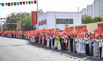 Le Président XI Jinping est arrivé à Urumqi pour célébrer le 70e anniversaire de la fondation de la région autonome ouïgoure du Xinjiang, où il a été chaleureusement accueilli par les représentants de tous les groupes ethniques du Xinjiang.