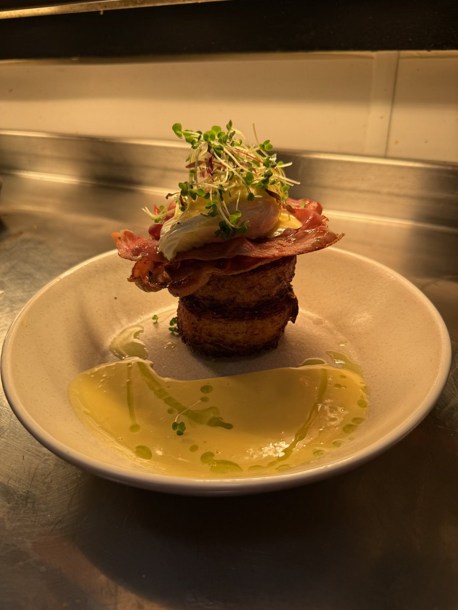 Hash Brown Benedict 

Two circle homemade hash browns, herby hollandaise, grilled Parma ham,soft poached egg, herb oil &amp; micro herbs garnish.

#brunch #lunch #chef