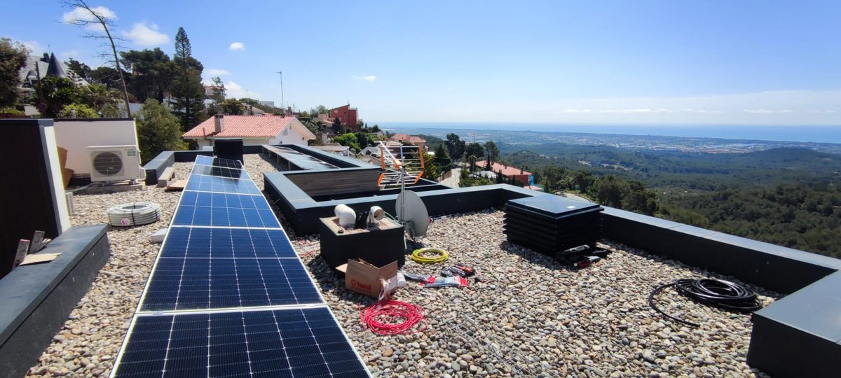 Hoy visitamos Gavà😍 para compartir este #proyecto de #fotovoltaica🌞
Si estás pensando en colocar y generar tu propia energía para el #autoconsumo, no dudes en solicitar cita previa con el departamento técnico de energías #renovables♻️ Fontgas😊