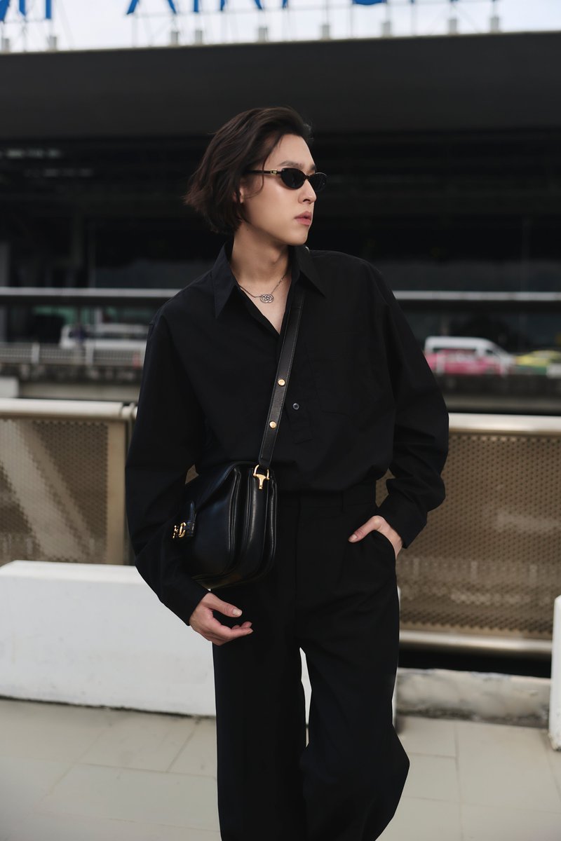 เปิดลุคแรกของ "บิวกิ้น พุฒิพงศ์" ก่อนร่วมงานแฟชั่น Spring-Summer 2026 ที่สิงคโปร์

BA BILLKIN AT GUCCI SG

#Bbillkin
#BILLKINBAGUCCI
#GucciLaFamiglia
#GucciTheTiger
#GUCCI @Gucci  

“บิวกิ้น พุฒิพงศ์ อัสสรัตนกุล” Gucci Brand Ambassador ออกเดินไปยังสิงคโปร์