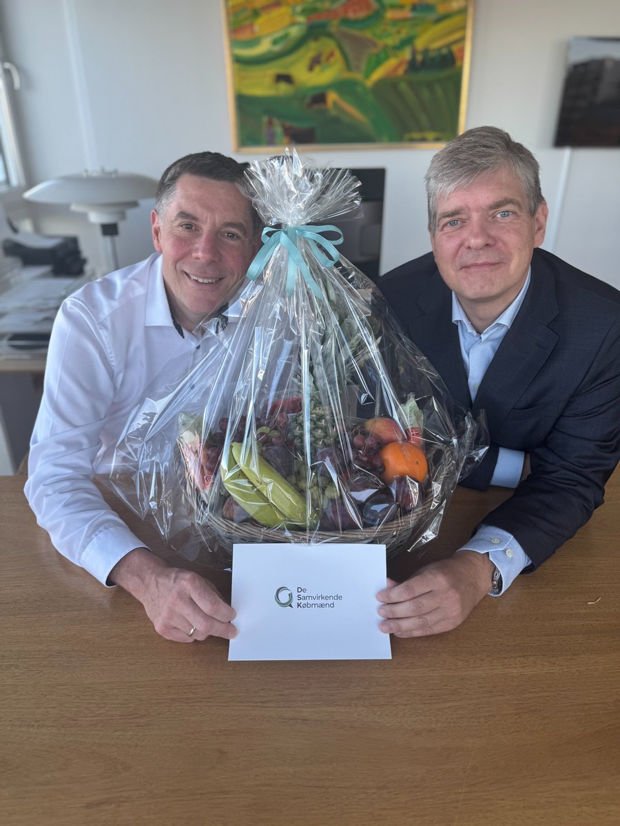 Claus Bøgelund N. (@clausboegelundn) on Twitter photo TILLYKKE til <a href="/AneHalsboe/">Ane Halsboe</a> som ny skatteminister.
<a href="/DSKdanmark/">De Samvirkende Købmænd</a> har netop nu en frugtkurv på vej til ministeriet. Vi fortsætter nemlig indsatsen for lav - eller slet ingen - moms på frugt og grønt.
Det vil gøre det samlede indkøb af fødevarer både billigere og sundere.
#dkpol TILLYKKE til <a href="/AneHalsboe/">Ane Halsboe</a> som ny skatteminister.
<a href="/DSKdanmark/">De Samvirkende Købmænd</a> har netop nu en frugtkurv på vej til ministeriet. Vi fortsætter nemlig indsatsen for lav - eller slet ingen - moms på frugt og grønt.
Det vil gøre det samlede indkøb af fødevarer både billigere og sundere.
#dkpol