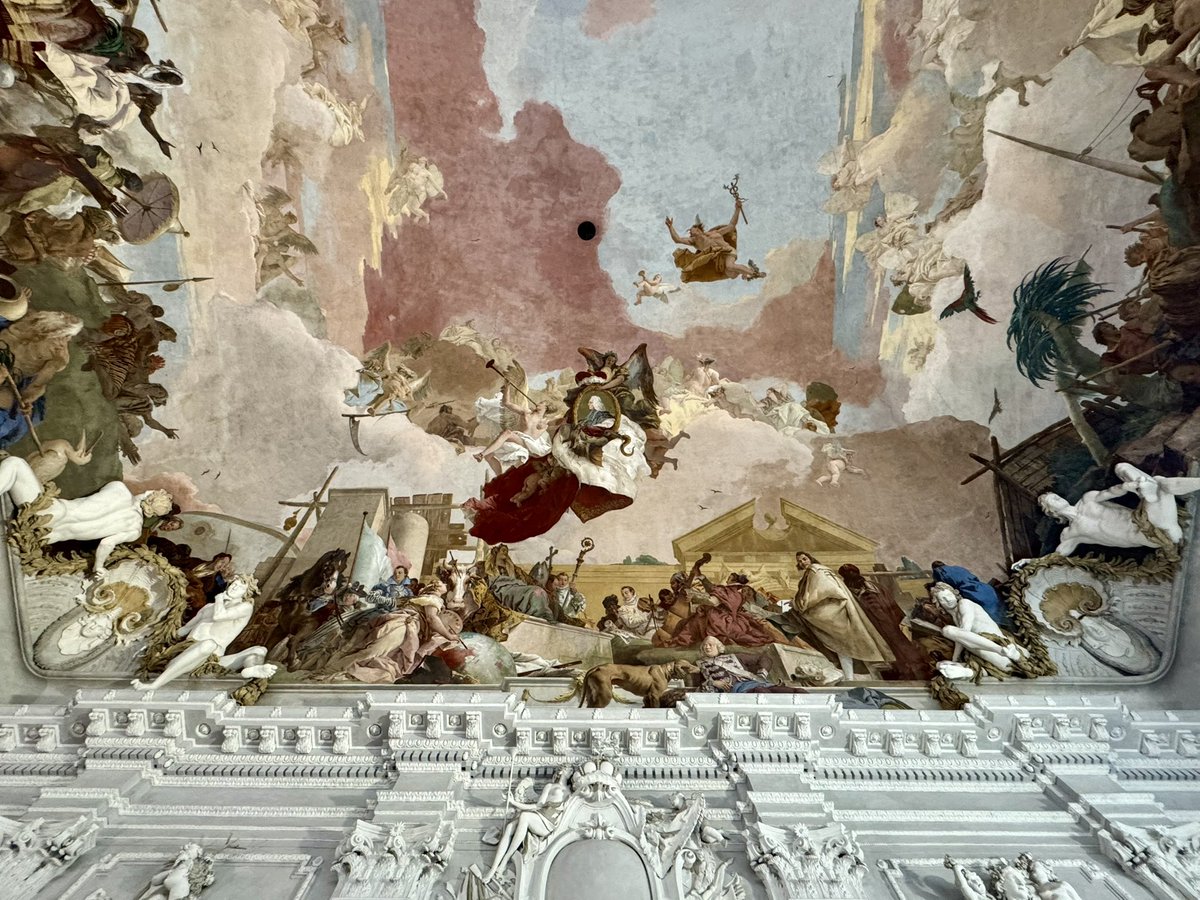 Vor 300 Jahren plante Balthasar Neumann das Unmögliche: ein riesiges Gewölbe über dem Treppenhaus der Würzburger Residenz ganz ohne Stützen. Fachleute erklärten ihn für verrückt, alle rechneten mit dem Einsturz.

Doch Neumanns Mut und seine Berechnungen hielten stand. Dadurch