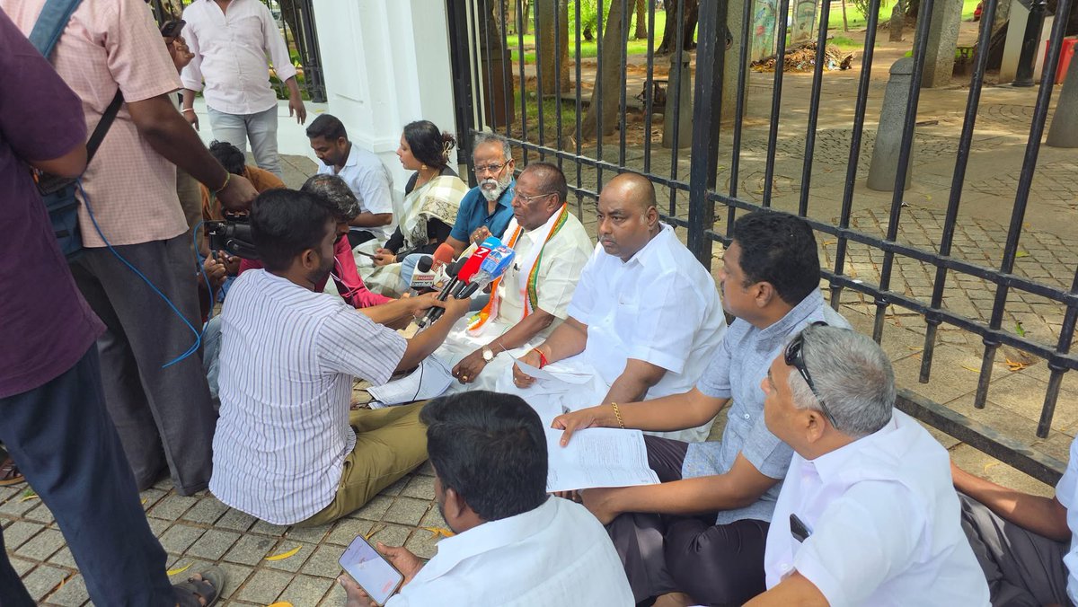 சுகாதாரமான குடிநீர் வழங்க கோரி முன்னாள் முதலமைச்சர் நாராயணசாமி, காங்கிரஸ் கட்சியின் துணைத் தலைவர் அனந்தராமன் உள்ளிட்ட நிர்வாகிகள் ஆளுநர் மாளிகை முன்பு காலவரையற்ற உண்ணாவிரத போராட்டத்தை தொடங்கியுள்ளனர்