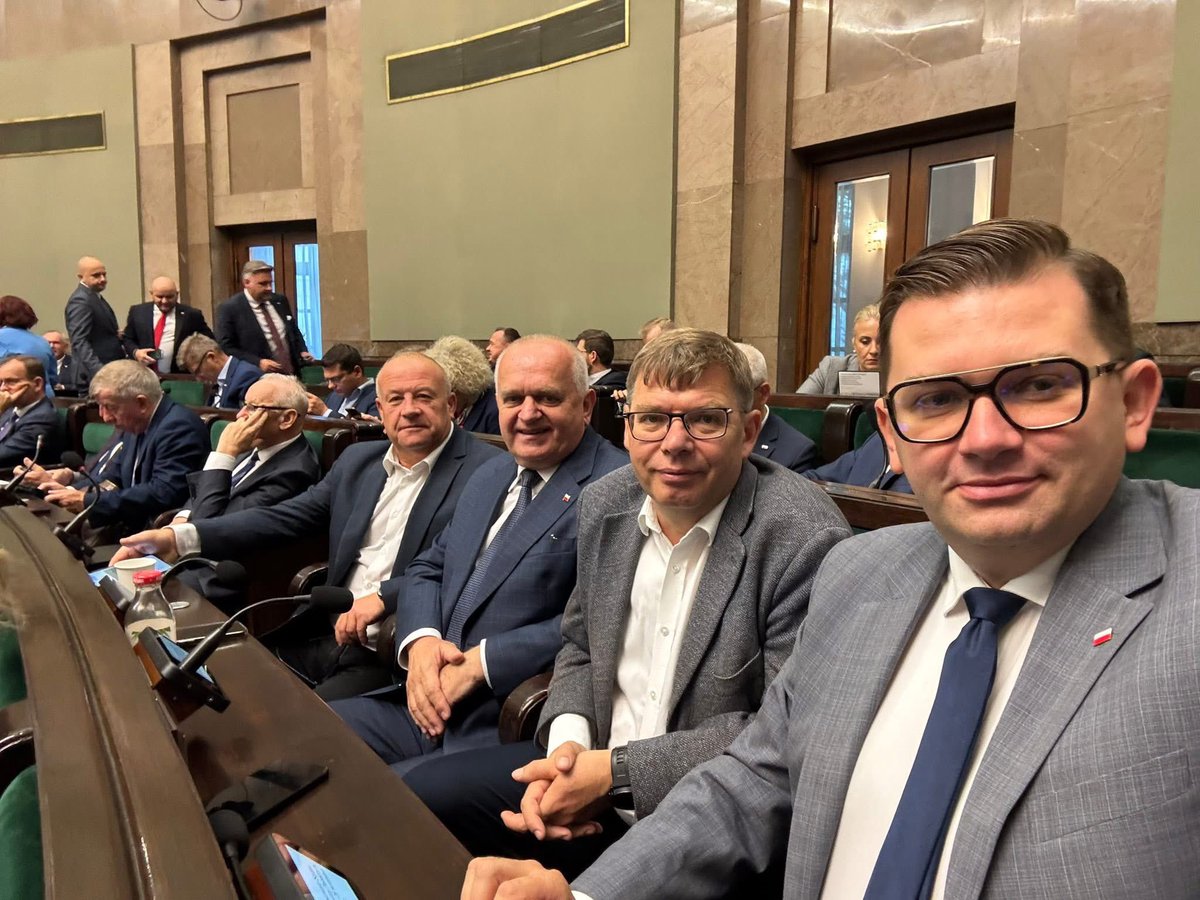 Lukasz_Kmita's tweet photo. ⚪️🔴Zaczynamy 41. posiedzenie Sejmu Rzeczypospolitej Polskiej.
Pierwszym punktem podczas posiedzenia było zaprzysiężenie Mariusza Haładyja na Prezesa Najwyższej Izby Kontroli.
#Sejm #NiK #PracujemyDlaWas #Kmita #ŁuakszKmita https://t.co/4vZmn3JSaS