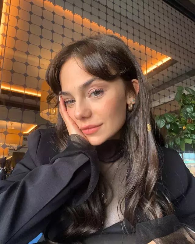 Bahar Şahin: "Sette dini bütün olan kişileri sevmezler. Çünkü işi yavaşlattıklarını düşünürler. Oruç tutanlara saygı duymazlar ekstra bütçe olarak görürler. Işık tutan bir abi orucunu yemek arasından kalanlarla açmak zorunda bırakıldığını söyledi."