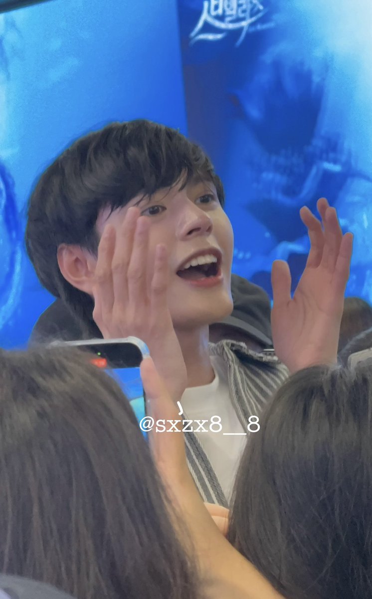 sxzx8__8's tweet photo. 홍대 갔다가 당홍하이 봤어요 아닌가? 강아지? 천산가?
((사진 속 하이는 헝위한테 전화 거는 중))

#당홍하이 #BOYSIIPLANET #DANGHONGHAI https://t.co/R6Cns9EVtQ