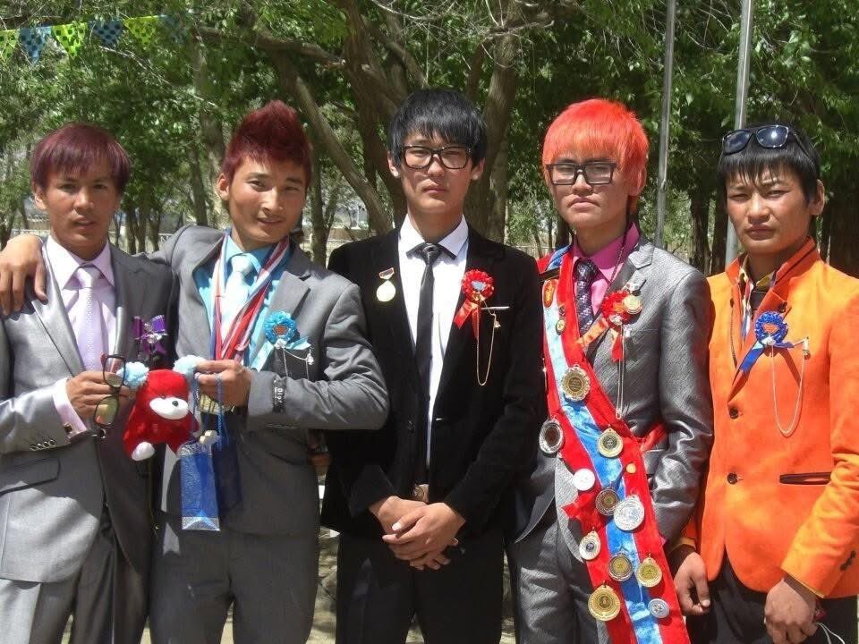 Зураг л үлдэх юм даа
Зүрхний андуудтайгаа

МУИС-ийн пизикийн удирдлаг мэнэжмээнтийн ангийнхан 2007 он