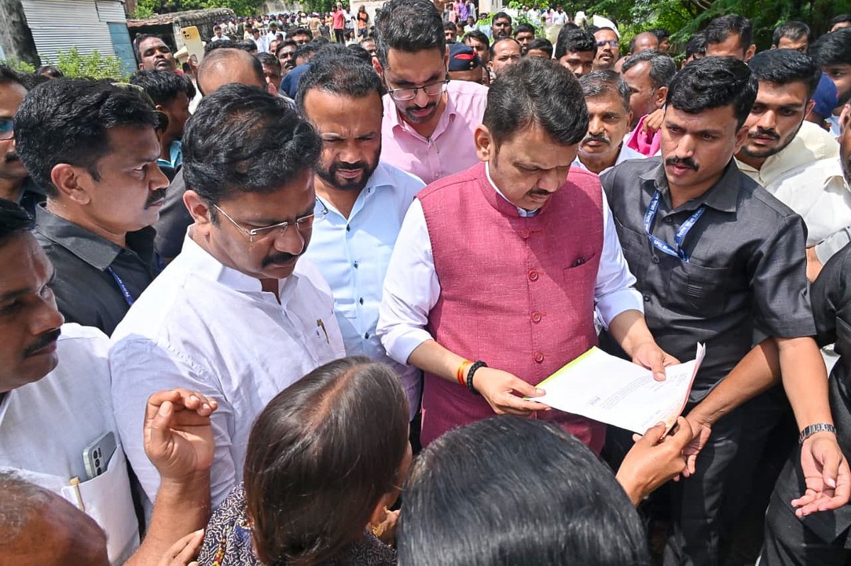 🔸CM Devendra Fadnavis visited the areas affected by heavy rain at Nimgaon in Madha Taluka, Solapur, where he interacted with farmers and assessed the damage caused by the heavy rainfall.
Minister Jaykumar Gore and concerned officials were present.

🔸मुख्यमंत्री देवेंद्र फडणवीस