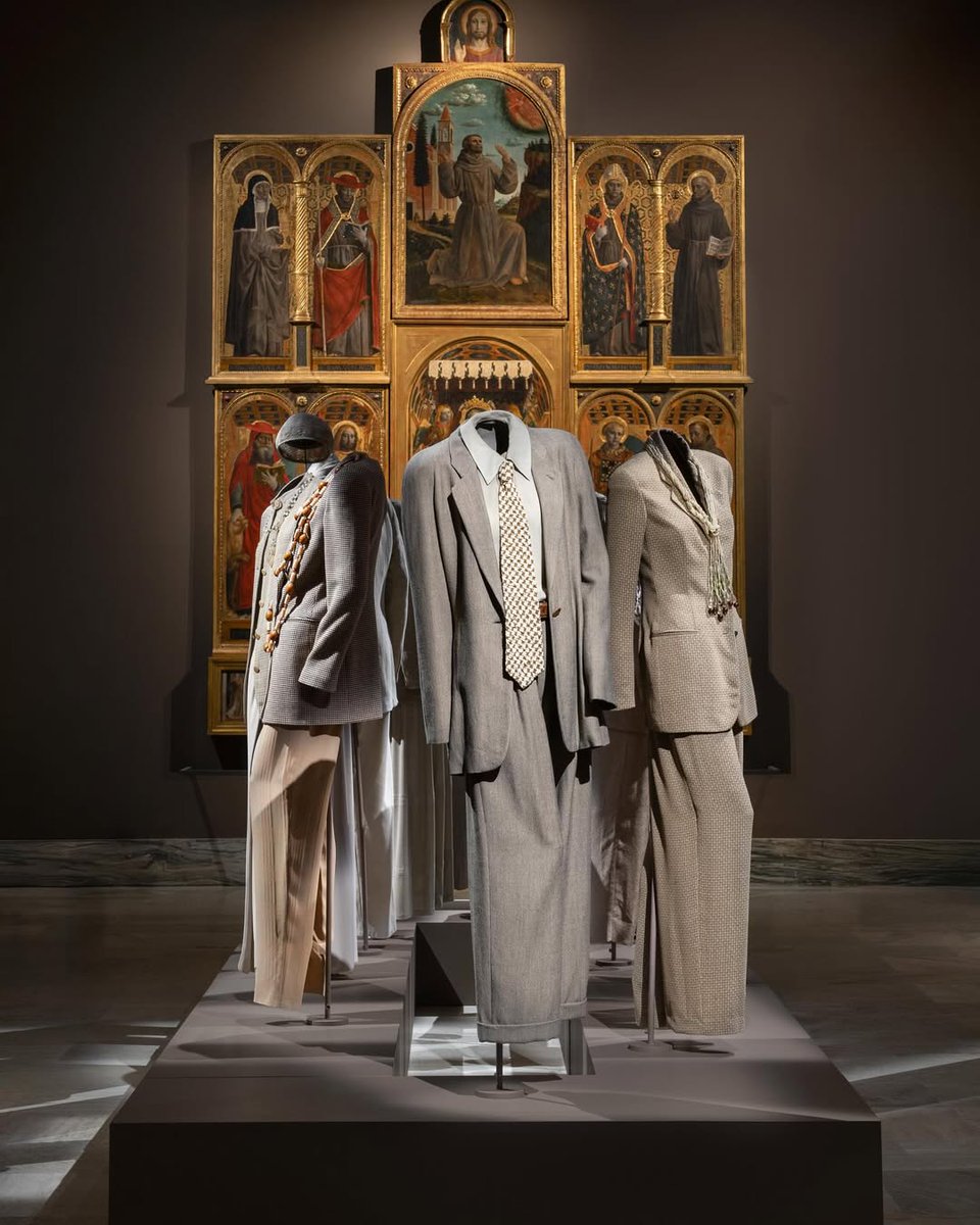 Ａ２６ｍ●美品●アルマーニ”ＣＯＬＬＥＺＩＯＮＩ”〈中綿入り 撥水　ポリエステルハーフコート　ジャケット〉５２●ａｂｃ EMPORIO ARMANI エンポリオアルマーニ レディース マンガベア 刺繍