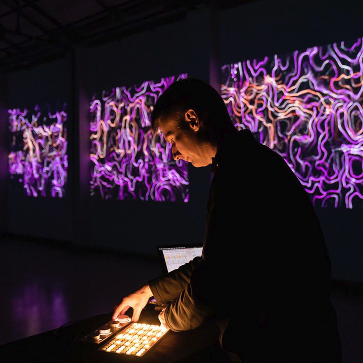 📢 Save the date: divendres 3 d'octubre, doble proposta sonora a #MèdolTGN!

🔸 Espai L de Casa Canals, 20h: Inauguració instal·lació "Memòries", de Gerard Valls Montaño.
🔸 Pati de Casa Canals, 20.30h: AV Show d'Alex Augier, en col·laboració amb <a href="/ElJardiDigital/">ElJardiDigital</a>.