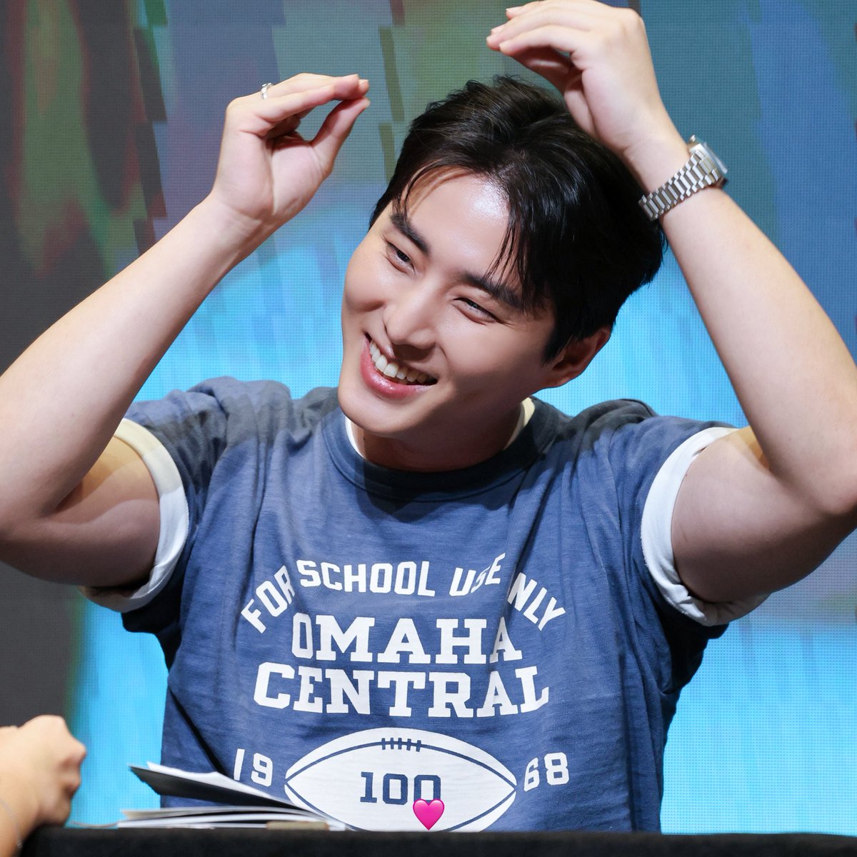 얼렁뚱땅영케이네컷에서 가려졌지만 중요한 점은 그의 팔뚝이다 .. 이런 나라서 미안해 ~~