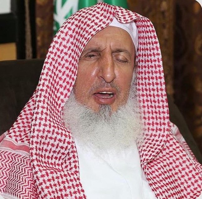 AJELNEWS24's tweet photo. في موقف مؤثر ..

قصة الدرس العلمي الأخير الذي قدمه سماحة مفتي المملكة الشيخ عبدالعزيز آل الشيخ رحمه الله لطلابه قبل وفاته وتحامله على نفسه لخدمة العلم وطلابه ..

يرويه أحد الحاضرين معه 

👇🏻👇🏻

في عصر يوم السبت الماضي كنت في زيارة والدنا سماحة الشيخ الإمام/ عبدالعزيز آل الشيخ للسلام، وكان رحمه الله يظهر عليه التعب الشديد والإرهاق وكان فيه ألم في المعدة؛ فسلمت عليه فسألني عن حالي ووال��تي ثم جلست، وبدأ طلاب العلم بالقراءة عليه كما هي العادة.

فقمت للممرض وسألته عن صحة الشيخ وهل يعاني من تعب؟ فقال الممرض: إن الشيخ فيه ألم بمعدته بسبب عسر في الهضم، ولم ينم جيداً .. فقلت له يجب أن ترتاح، فقال لي وهو غاضب: (طلاب العلم قدموا للقراءة عليّ ولن أذهب عنهم) وأنا لا أستطيع أن أخالف رغبته. فحاولت في الممرض أن يقنع الشيخ فذهب إليه ولم يقتنع ويقول للقارئ: نعم، يعني أكمل القراءة.

وبعد خمس دقائق اشتد الألم عليه وأخذ يئن بصوت مرتفع حتى توقف القارئ عن القراءة، وأتى الممرض مسرعاً وشخص آخر وأخذوا سماحته خارج المجلس، ثم بعد يومين وصلنا خبر وفاته.

فرحم الله جسداً أفناه في علم وبيان وذكر وإحسان. اللهم إن عبدك عبدالعزيز قد حل ضيفاً عليك وأنت أكرم الأكرمين. اللهم فأكرمه برحمتك التي وسعت كل شيء، واجعله مع النبيين والصديقين والشهداء والصالحين، وألحقه بالفردوس وجميع أموات المسلمين.

كتبه:
د. إبراهيم بن يحيى الجهيمي .
