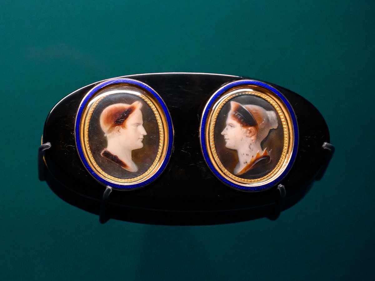 arts_musee's tweet photo. Emperor #Napoleon I and Empress #Josephine Portrait Snuffbox
A small, delicate, and precious #snuffbox — and yet it carries an immense story.
Face to face, the Emperor and his muse. https://t.co/NxFfpZuUWH