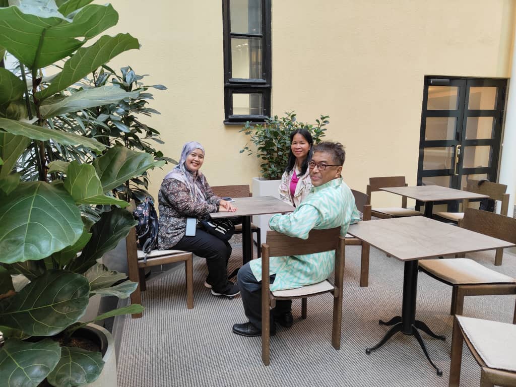 MYEmbHelsinki's tweet image. The Embassy of Malaysia in Helsinki was pleased to receive a Courtesy call from Ms. Wan Isnianiyah, Personal Assistant to the Ambassador at the Embassy of @FinEmbMy, reflecting shared commitment to stronger bilateral ties, collaboration, and working-level ties.