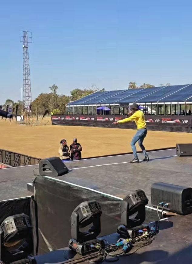 KlasikLoading's tweet image. Shax on the stage: In my life...
Your girlfriends cheering: I have never dated, Ek....

😂 😂 😂