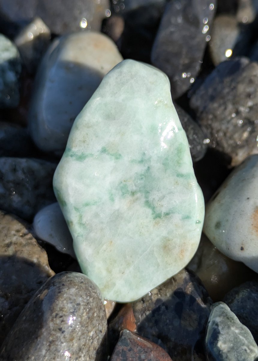 小さめだけど今日の色付き2選💎✨ 緑の翡翠はキタマン‼️ 右の翡翠は