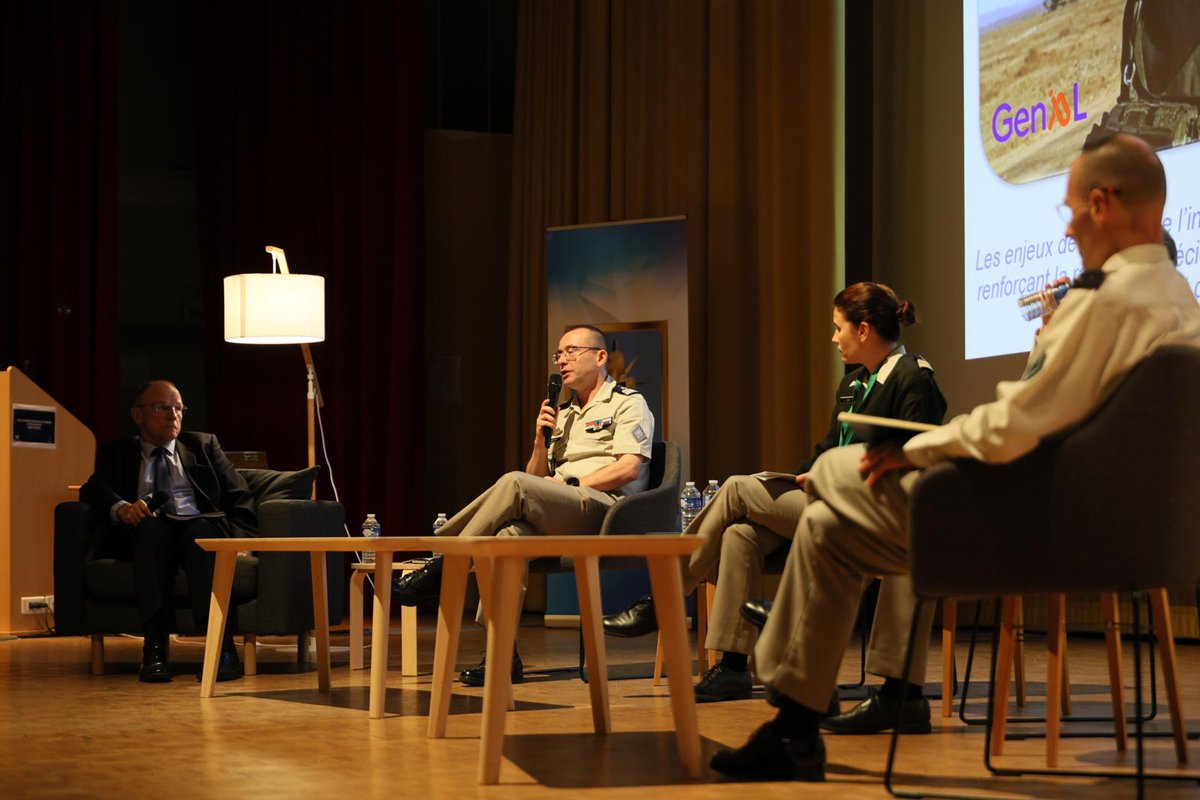 <a href="/RRCFrance/">Rapid Reaction Corps France - RRC-FRA</a>, <a href="/CommandementAPR/">CAPR</a>, <a href="/ComcyberFR/">Commandement de la cyberdéfense</a>, <a href="/MCO_Terre/">SIMMT</a> DSIN débattent : connaissance de l'environnement, renseignement, anticiper les menaces, cyberdéfense, optimiser la maintenance, accélérer fiabiliser la décision : #IA catalyseur de supériorité opérationnelle <a href="/armeedeterre/">Armée de Terre</a>