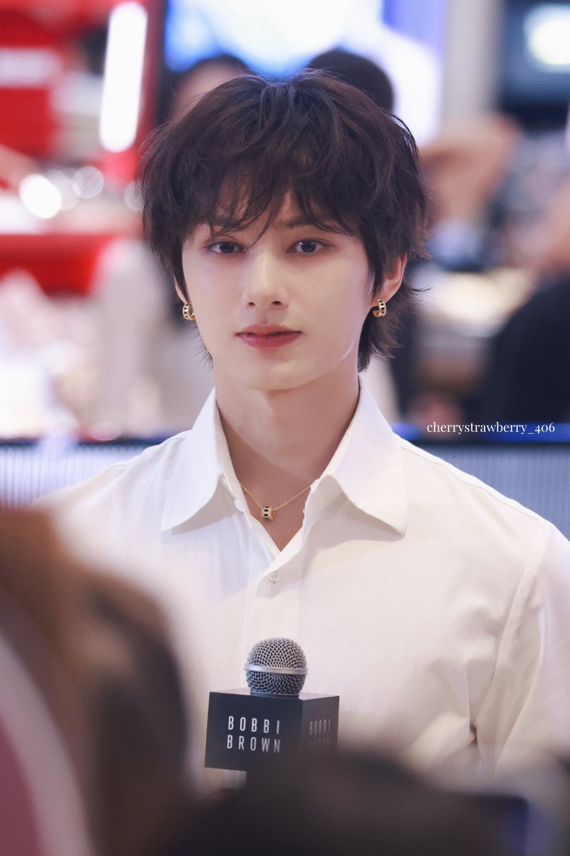 juncheolthinker's tweet photo. imagine waking up as junhui, and this face is the first thing u see once u look at the mirror😌 insane face card https://t.co/gR14tTlYg9