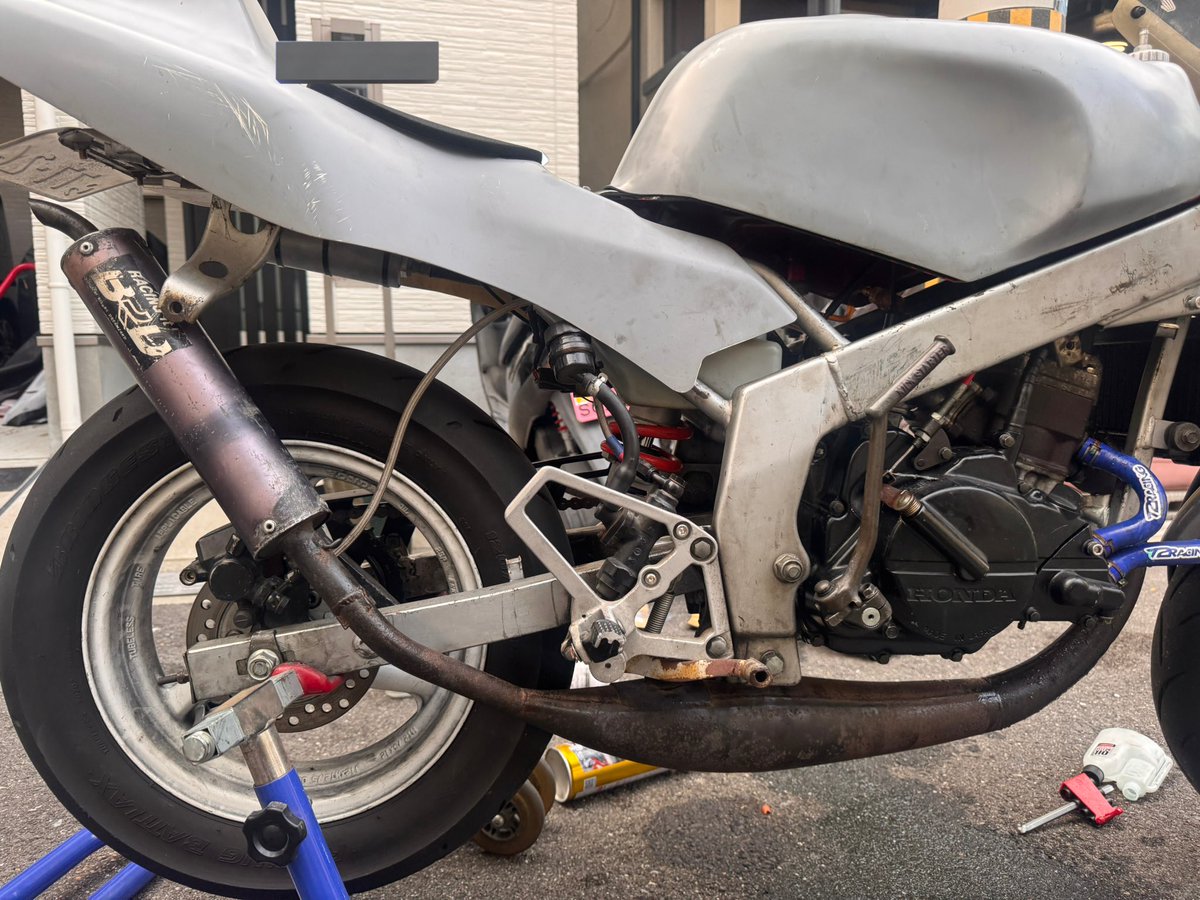 5F用のBRDなんとかついた
ついでにシリンダーデイトナにした
後期用のステー要らんから切ろう