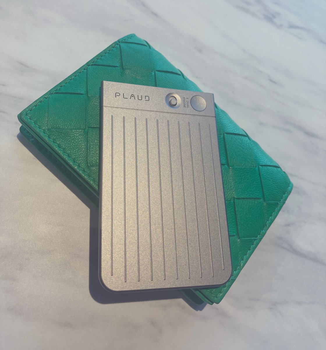 muramatsu_pr's tweet image. 録音・文字起こし・要約まで出来る @Plaud_Japan 様のAIボイスレコーダー
「Plaud Note」

退職に伴う引継ぎ会議にて使用し、いつまでに何をすべきか要約してもらいました🤭
名刺サイズで便利です🙌🏻

割引コードをリプ欄に載せます！
ぜひチェックしてみてください👀

#AIボイスレコーダー #PlaudNote