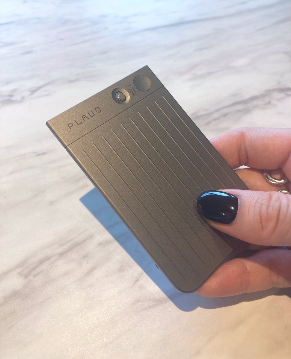 muramatsu_pr's tweet image. 録音・文字起こし・要約まで出来る @Plaud_Japan 様のAIボイスレコーダー
「Plaud Note」

退職に伴う引継ぎ会議にて使用し、いつまでに何をすべきか要約してもらいました🤭
名刺サイズで便利です🙌🏻

割引コードをリプ欄に載せます！
ぜひチェックしてみてください👀

#AIボイスレコーダー #PlaudNote