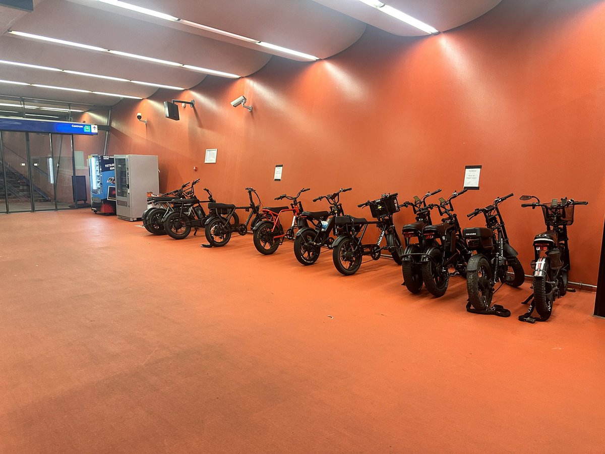 Vervelende trend die je steeds vaker ziet bij fietsenstallingen op stations: VIP parkeerplaatsen van fatbikes bij de ingang fietsenstalling. Hoezo moet je met je normale fiets tig rondjes zoeken voor een plek terwijl je met zo’n aso fiets gewoon gratis vooraan mag parkeren?