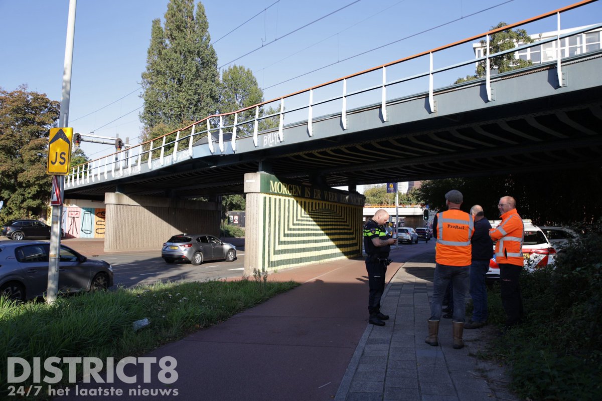 Zandwagen botst tegen spoorviaduct Binckhorstlaan Den Haag