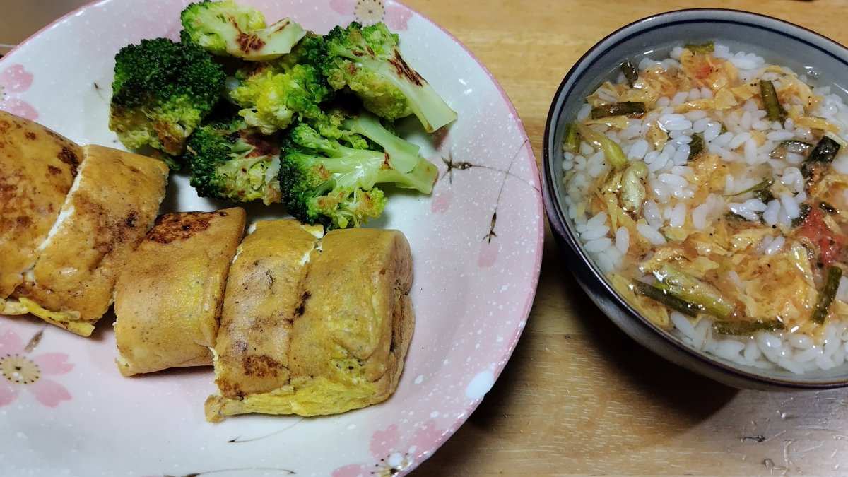 今日のお昼ご飯
冷やし茶漬け 黒酢とかき卵

貰い物の無印良品の「冷やし茶漬け 黒酢とかき卵」
酸味のあるご飯かぁ～💦と覚悟してたけど
うまぁ～い！😋

酸味の方向性がご飯に合う奴ですごく良かった！
ニラ・胡椒でスパイシーさもあって楽しい
（甘みなしで漬けた梅干しみたいな方向性）