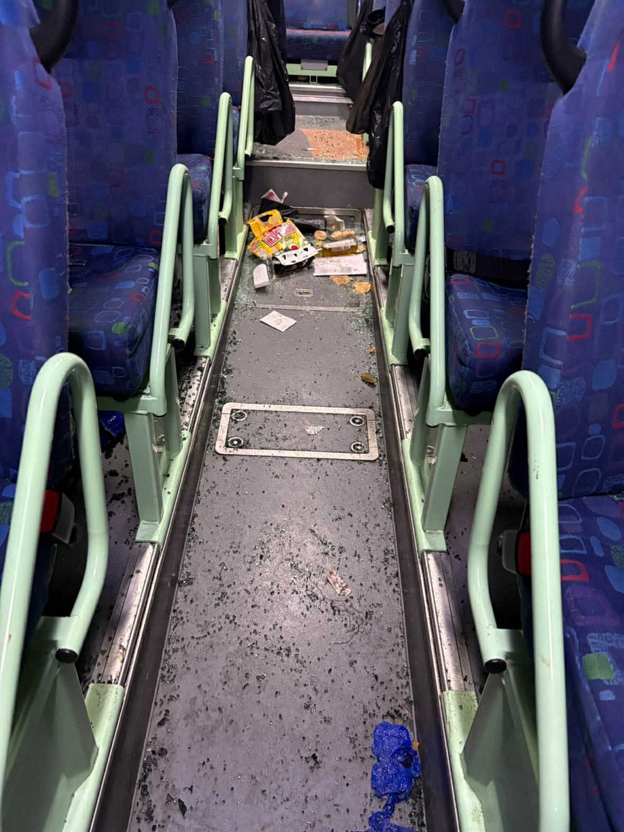 SOTTAS2's tweet photo. Hier soir, une cinquantaine de supporters du Red Star s’en sont pris au bus des supporters de l’Estac des Magic, celui des familles n’a pas été pris pour cibles. Jets de bouteilles de bière, de boules de pétanques, de pierre…1/2 #REDESTAC #estac #Troyes #Aube #Ligue2 https://t.co/6iDxP1dpfJ
