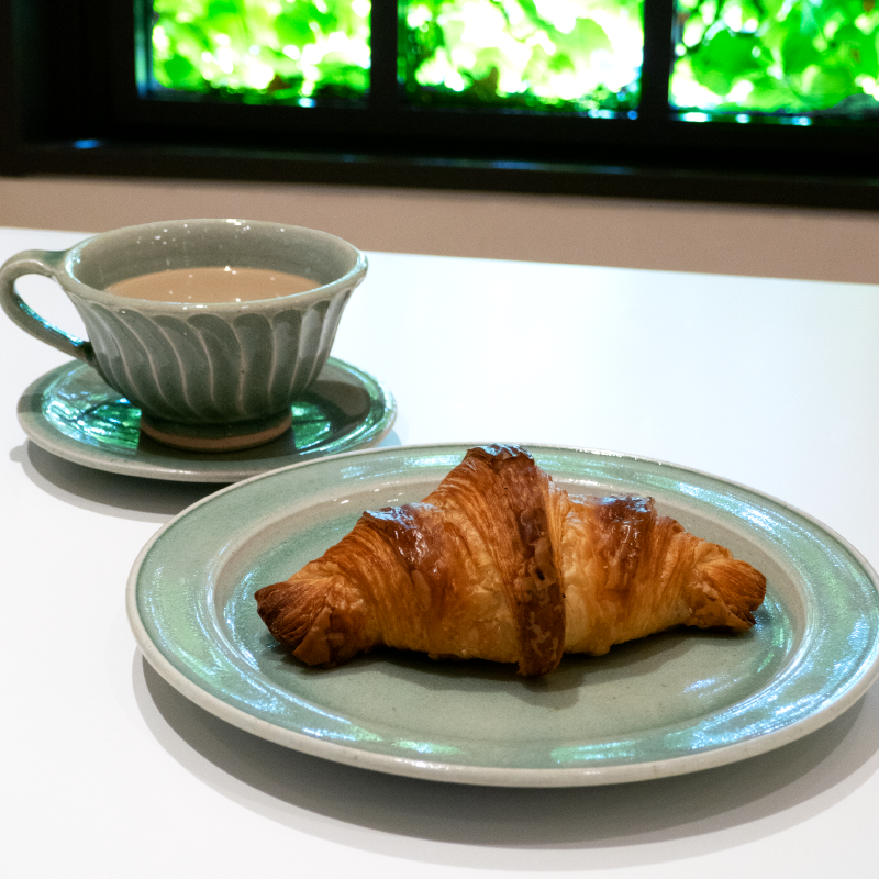 rokkatei's tweet photo. 【シンプル　イズ　ベスト】
クロワッサンとカフェオレはフランスの朝食の定番です。それを〝人生の朝の贈り物だ〟といまさらながら感激する
─サン・テグジュペリ『人間の大地』より
私どもからの贈り物をお試しください。