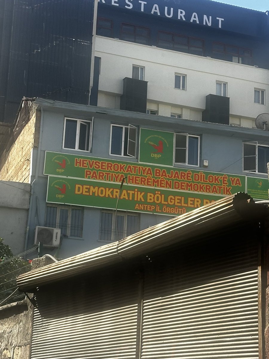 Burası, 6.317 şehit vererek destan yazmış Türkiye’nin Gaziantep vilayeti midir; yoksa PKK’nin uydurma devleti, sözde vilayeti “Dilok” mudur? Bu aziz şehitlerin hatırasına gölge düşüren o tabelanın asılmasına nasıl izin verilmiştir? <a href="/gantepvaliligi/">Gaziantep Valiliği</a> <a href="/kemalcebervali/">Kemal Çeber</a>