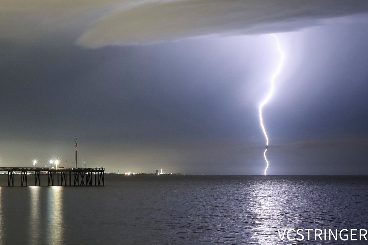 VCStringer's tweet image. Here’s a couple of the many lightning strikes seen from the Ventura, CA area overnight.
#VCStringer #CAWX