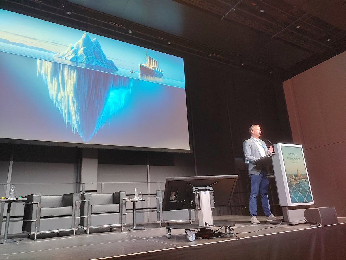 wi00194's tweet image. Damian Wagner Herold, Programmleitung seit September 2025 verantwortlich für die Smart Green City Konstanz, stellt einige Projekte vor:

#Klimadatenplattform
#Smarte #LED #Beleuchtung
#Prädiktive #KI #Ampelschaltung
#KI-gesteuertes #Schiff