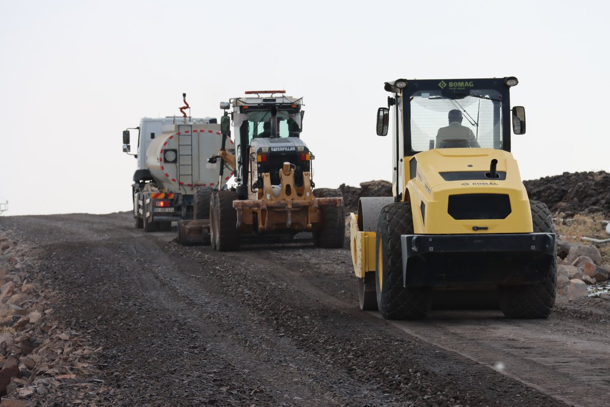 Siverek’te Kırsal Yollar Daha Dayanıklı ve Güvenli Oluyor🚧

Şanlıurfa Büyükşehir Belediyesi olarak, kırsal bölgelerde ulaşımı güçlendiren yatırımlarımızı sürdürüyoruz. 13 kilometrelik Çıkrık grup yolu modern beton kaplama ile yenileniyor.

📍 Mehmetbey – Güzeltaş – Kavaklıdere –