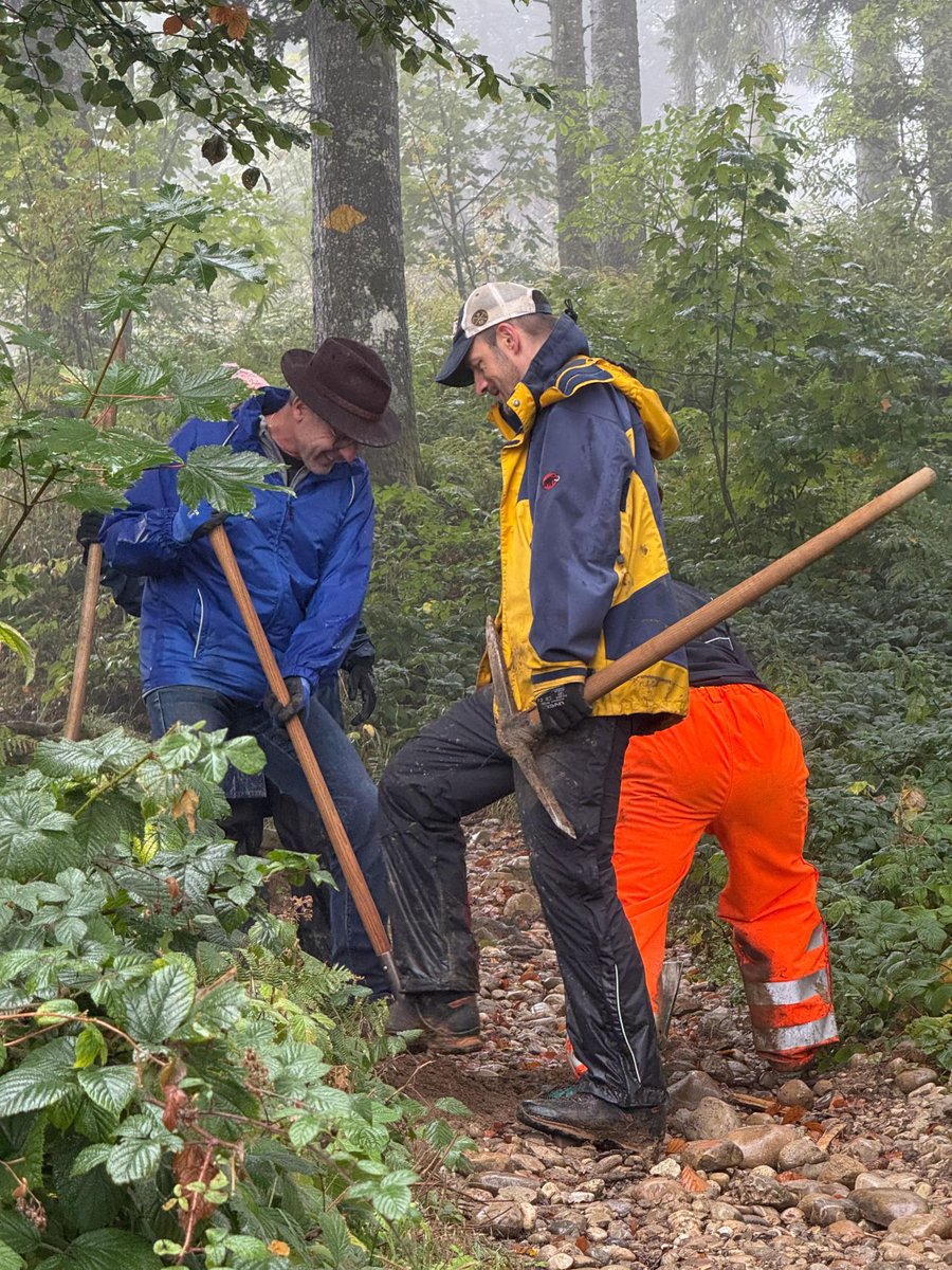 Zusammen  mit den KollegInnen von der Schweizer Berghilfe leisteten die Mitarbeitenden der #SAB gestern einen Freiwilligeneinsatz in der Gemeinde  #Romoos. Auf dem Programm standen u.a. die Instandstellung von Wanderwegen, Weidezäunen und Kinderspielplätzen.