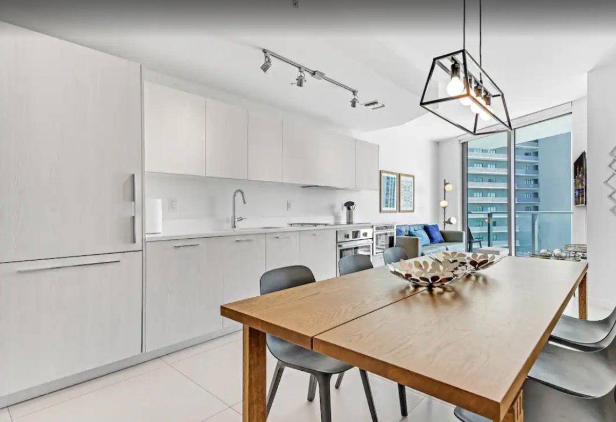 goshopstr's tweet photo. Upscale one-bedroom plus den, 1.5-bathroom apartment in Miami’s vibrant Paraiso Bayviews with rooftop pool, gym, coworking space, balcony, full kitchen, and 24/7 security.

Book your stay here: https://t.co/Fh47cCYSTk https://t.co/Cg0aWJjQOm