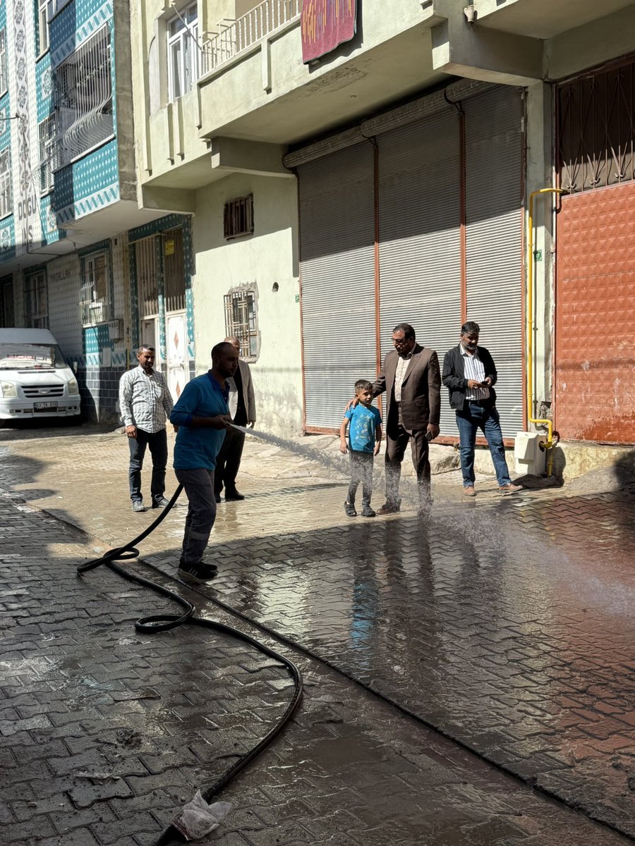 Temizlik birimi olarak,müdürümüz,koordinatörümüz ve bölge şefleriyle beraber çalışmaları yerinde inceleyip bölge halkının talep ve isteklerini dinledik.Tertemiz bir Eyyübiye için durmadan çalışmaya devam ediyoruz. 
📍Eyyüpkent
📍Hayati Harrani 
📍Onikiler