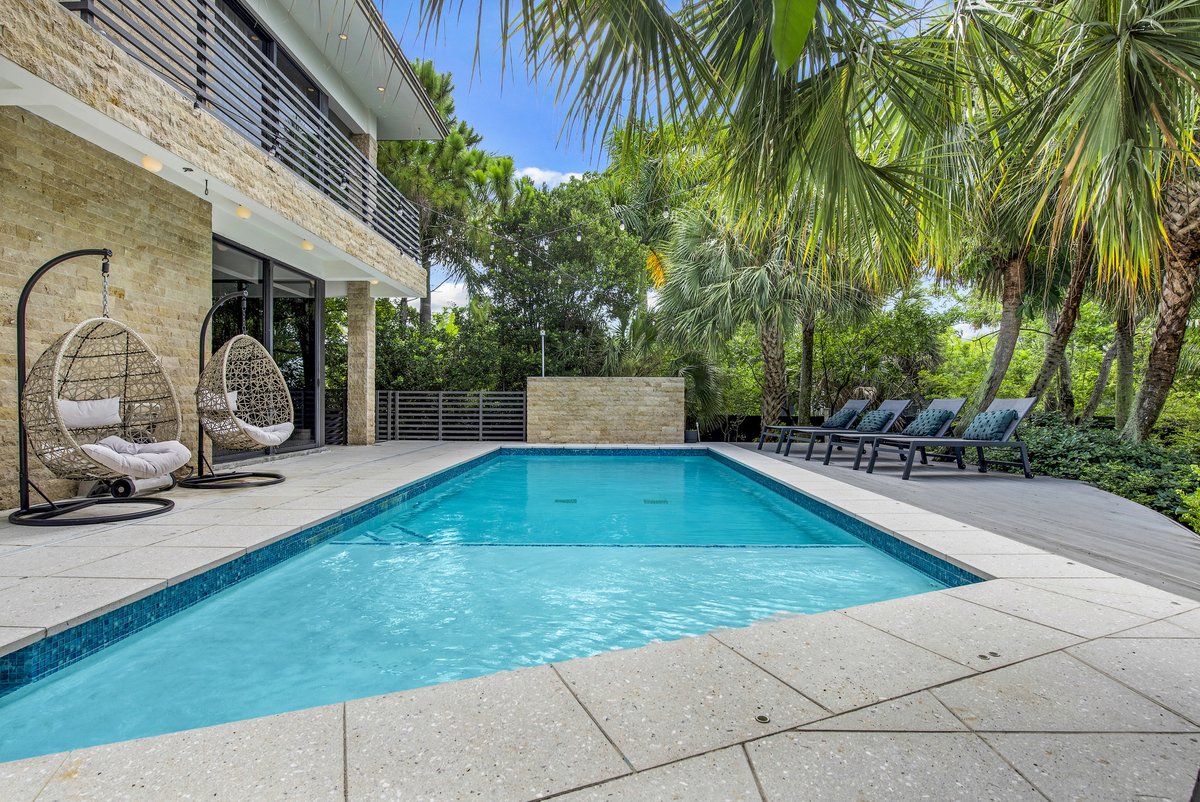 goshopstr's tweet photo. Stunning five-bedroom, four-bathroom waterfront villa on Biscayne Bay with private pool, BBQ area, volleyball and basketball courts, balcony views, and lush tropical gardens, your ultimate Miami retreat.

Book your stay here: https://t.co/Fh47cCYSTk https://t.co/NPvvjZXFlZ