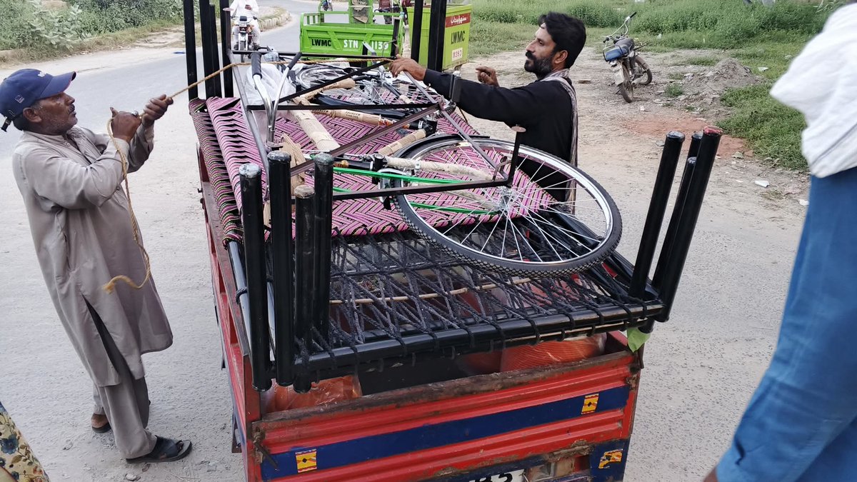 قصور کے سیلاب متاثرین کی بچیوں کی خوشیوں میں پیپلز پارٹی شریک۔
پاکستان پیپلز پارٹی پنجاب ڈپٹی انفارمیشن سیکرٹری فیصل میر کی جانب سے 10 متاثرہ خاندانوں کو شادی کے لئے جہیز کا سامان فراہم کیا گیا۔
یہی پیپلز پارٹی کا پیغام ہے مشکل وقت میں عوام کو تنہا نہیں چھوڑیں گے۔
#ChManzoorAhmad