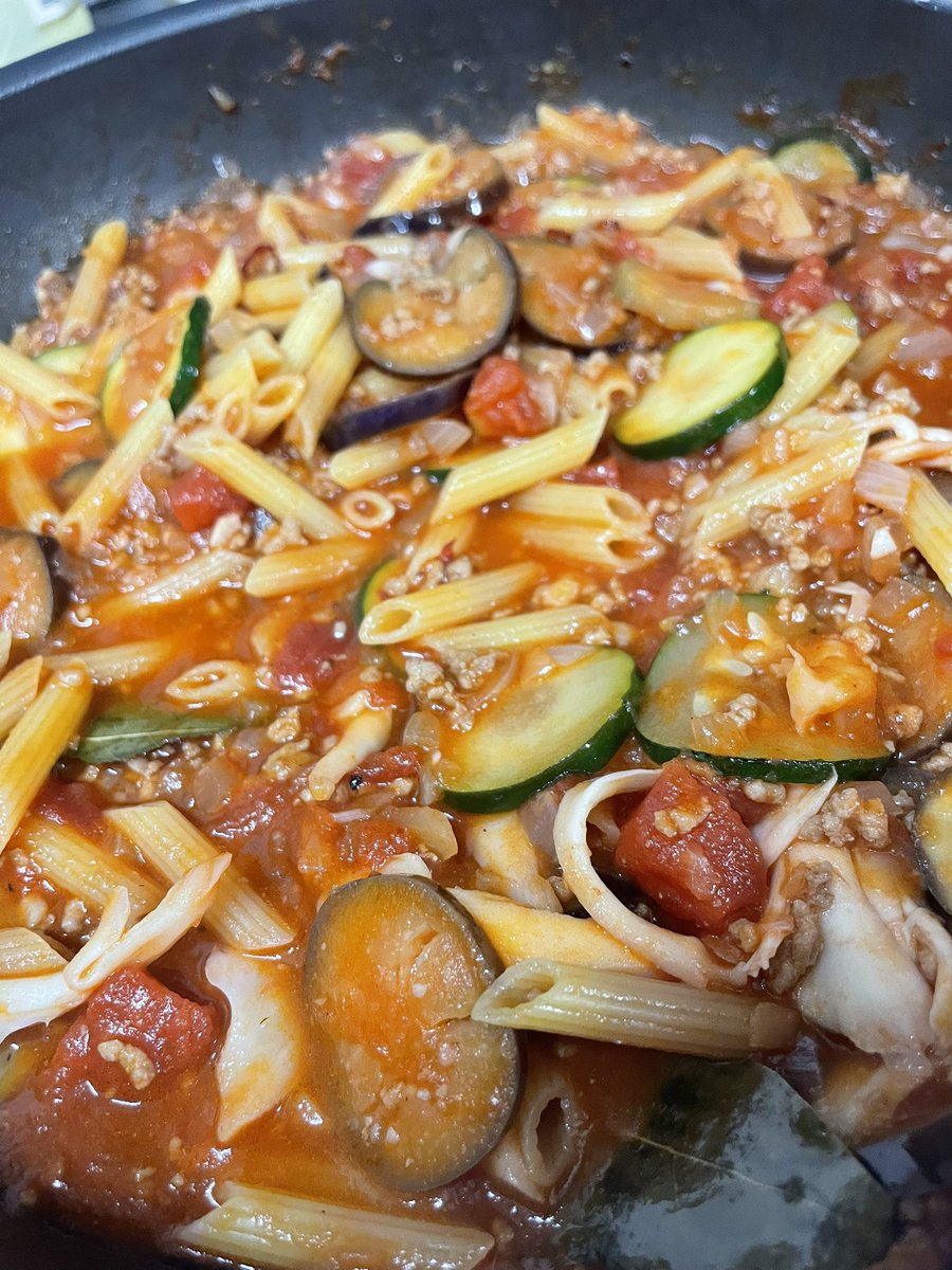 ナスとズッキーニのペンネボロネーゼ
コレで白米食べれる味付けに
もちろんビールもススミます🍺