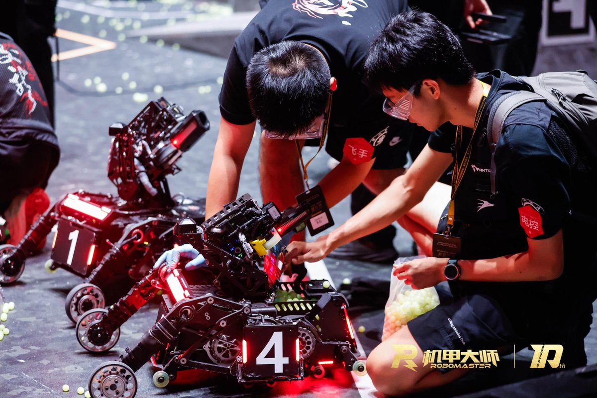 sjtugc's tweet image. Four-time champions!

With five GC undergraduate students as core members, SJTU’s “Yunhan Jiaolong” team has won the 2025 RoboMaster National Championship, becoming the first in history to claim four titles.

#RoboMaster #SJTU #SJTUGC