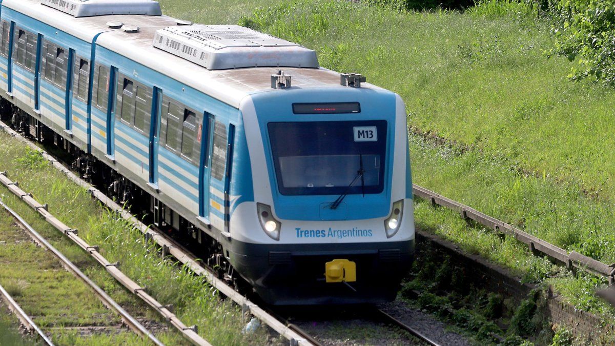 El sindicato La Fraternidad informa que todos los trenes del AMBA (Sarmiento, Roca, Mitre, Belgrano Sur, Belgrano Norte, San Martín y Urquiza) circularán a 30 km/h como parte de una protesta gremial por distintos reclamos.

 Esto generará fuertes demoras y cancelaciones.