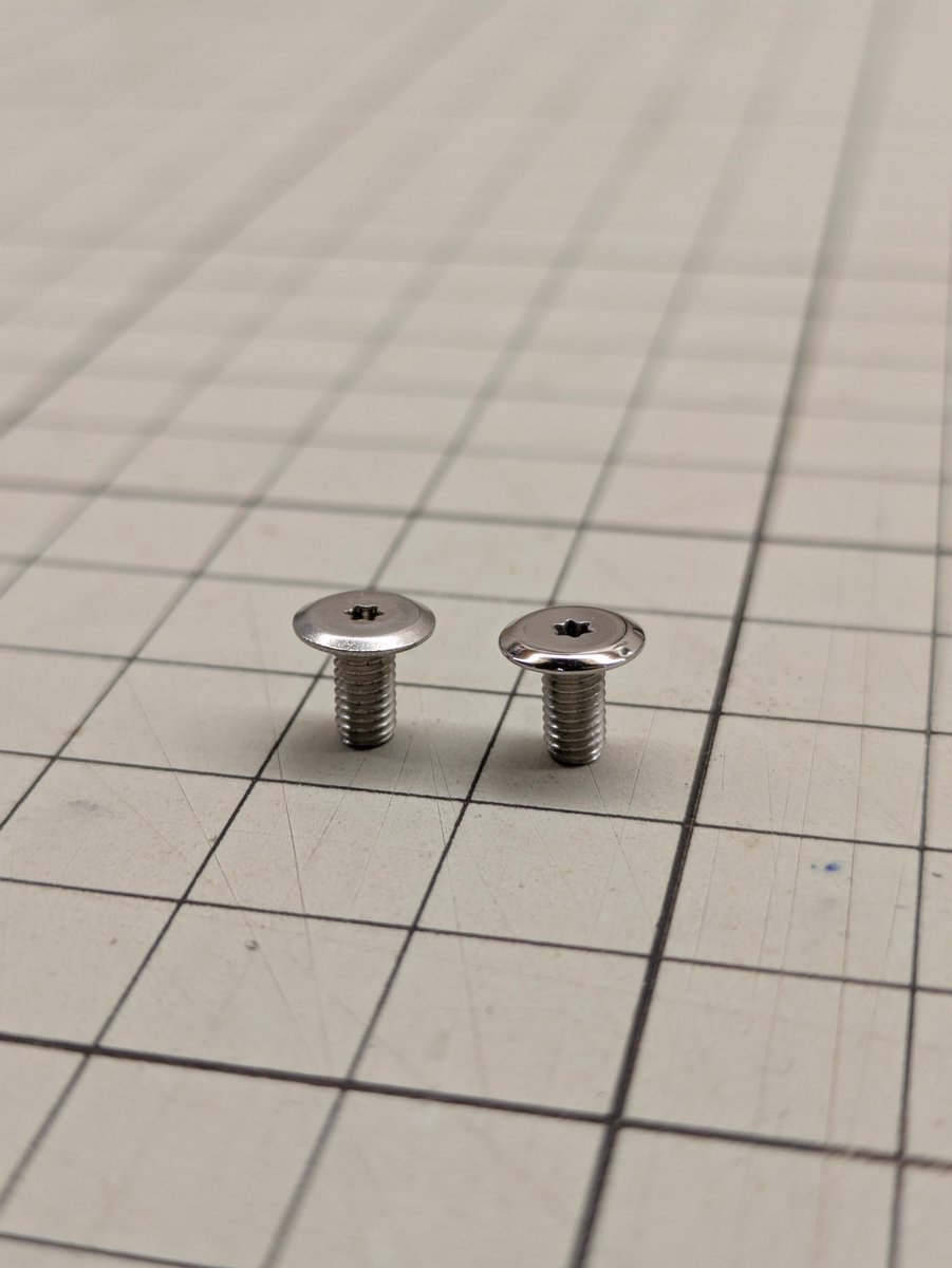 在庫追加しました。
細かいアップデートですが、ロック解除ボタンのネジをピカピカに磨くことにしました。
#UNOSCRA