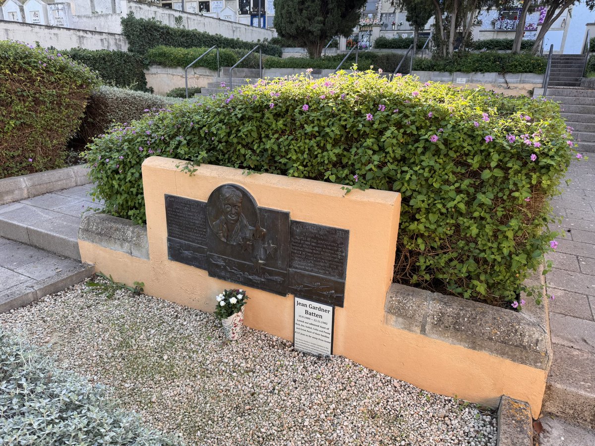 m0ogg's tweet photo. Been to pay my respects #JeanBatten #Palma #Aviatrix #Roturua https://t.co/NpJSociNbj