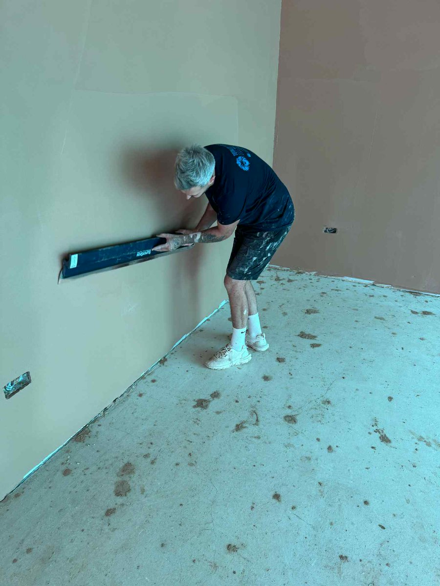 RefinaLtd's tweet image. Checking out the new SUPERSKIM X-LITE with Totally Plastered🔥

#newtools #plastering #plasterer #plasteringtools #refina
