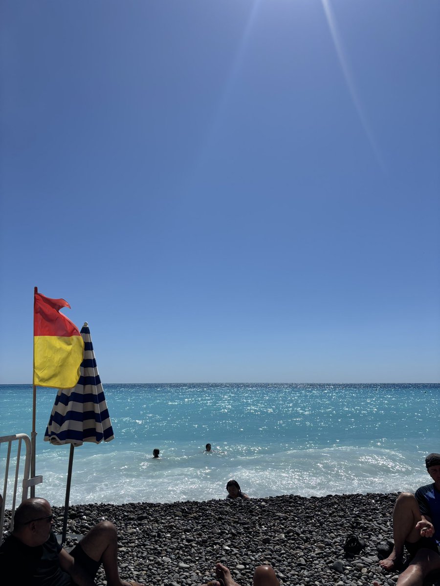 hiroakisuzuki7's tweet photo. 南仏ニースの海はトロトロだった。
海水もあんまり塩辛くなくて、マイルドでした。 https://t.co/nsCJzAJTfc