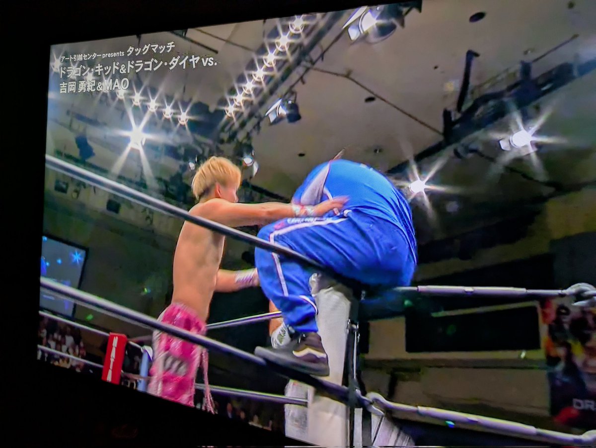CTU2400's tweet image. ここから観た人は何故アート引越センターの人がプロレスしてんだ⁉️と思うよwww   #GAORA  #DRAGONGATE  #Ddtpro  #吉岡勇紀  #MAO  #アート引越センター