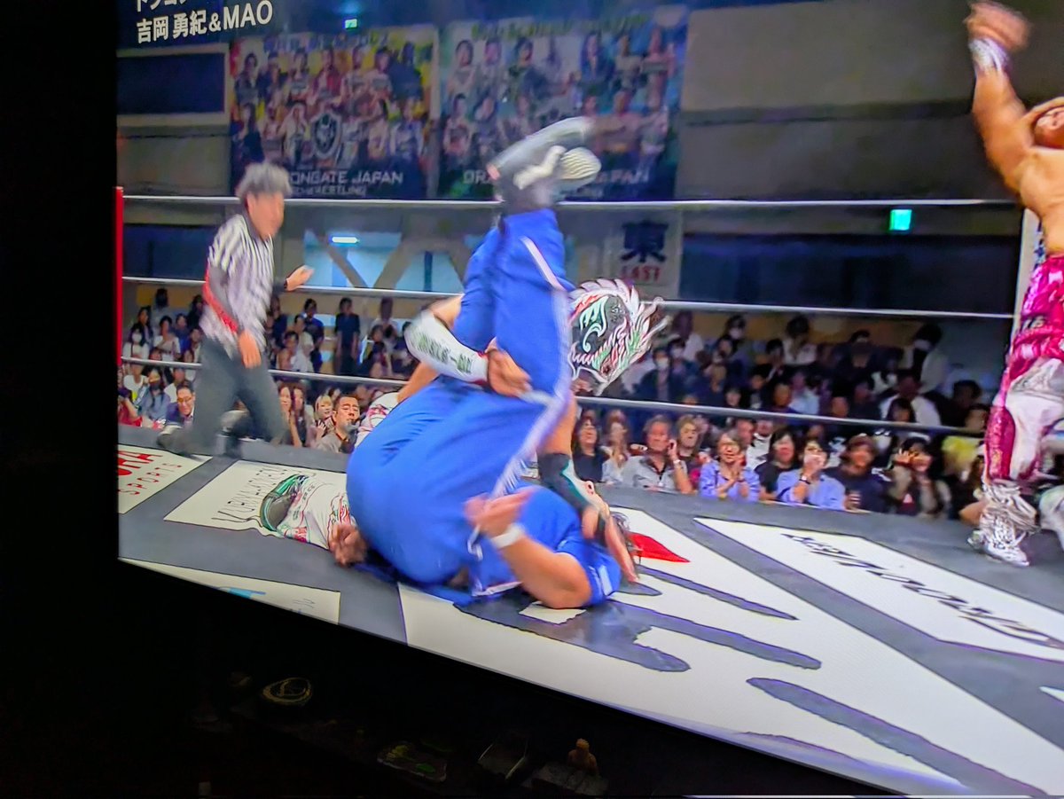 CTU2400's tweet image. ここから観た人は何故アート引越センターの人がプロレスしてんだ⁉️と思うよwww   #GAORA  #DRAGONGATE  #Ddtpro  #吉岡勇紀  #MAO  #アート引越センター