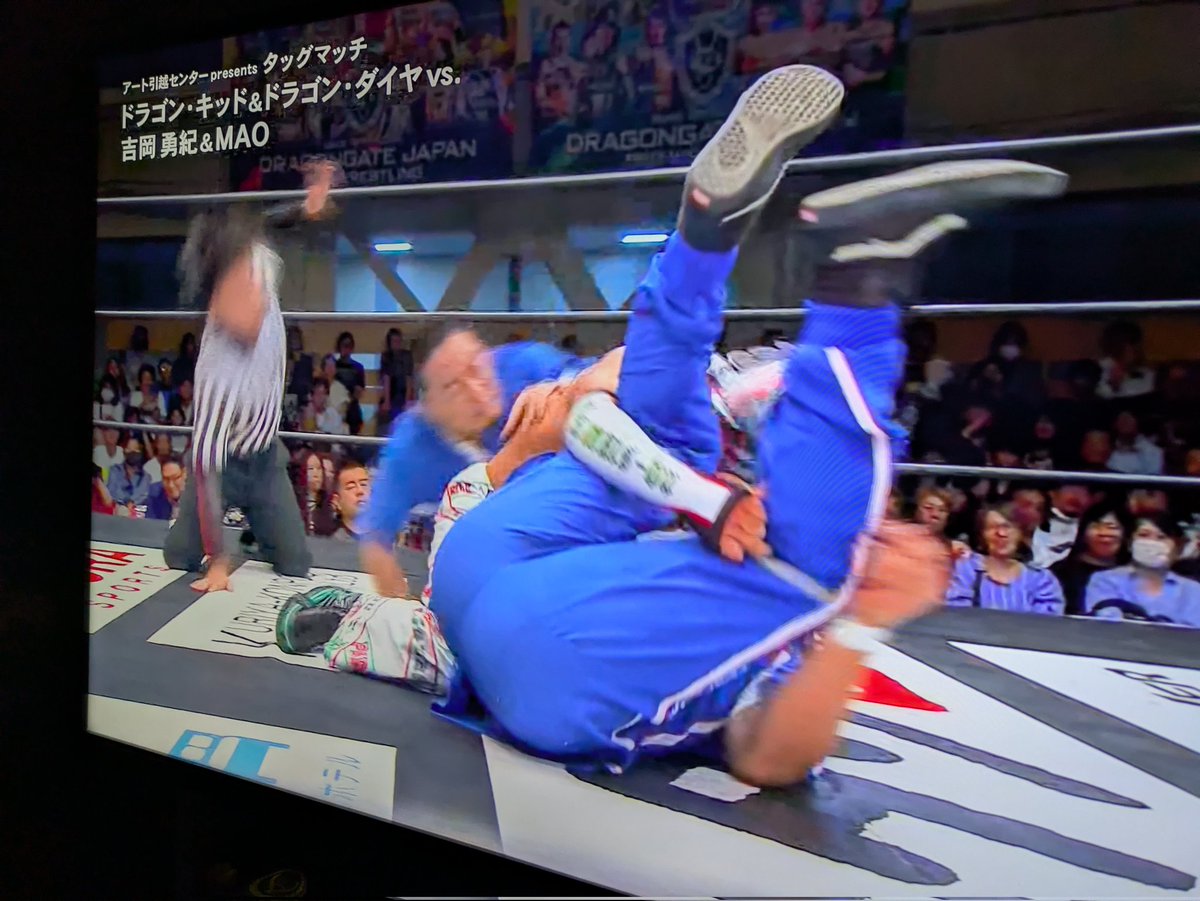 CTU2400's tweet image. ここから観た人は何故アート引越センターの人がプロレスしてんだ⁉️と思うよwww   #GAORA  #DRAGONGATE  #Ddtpro  #吉岡勇紀  #MAO  #アート引越センター
