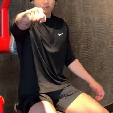 damn that green shirt looks so good on him